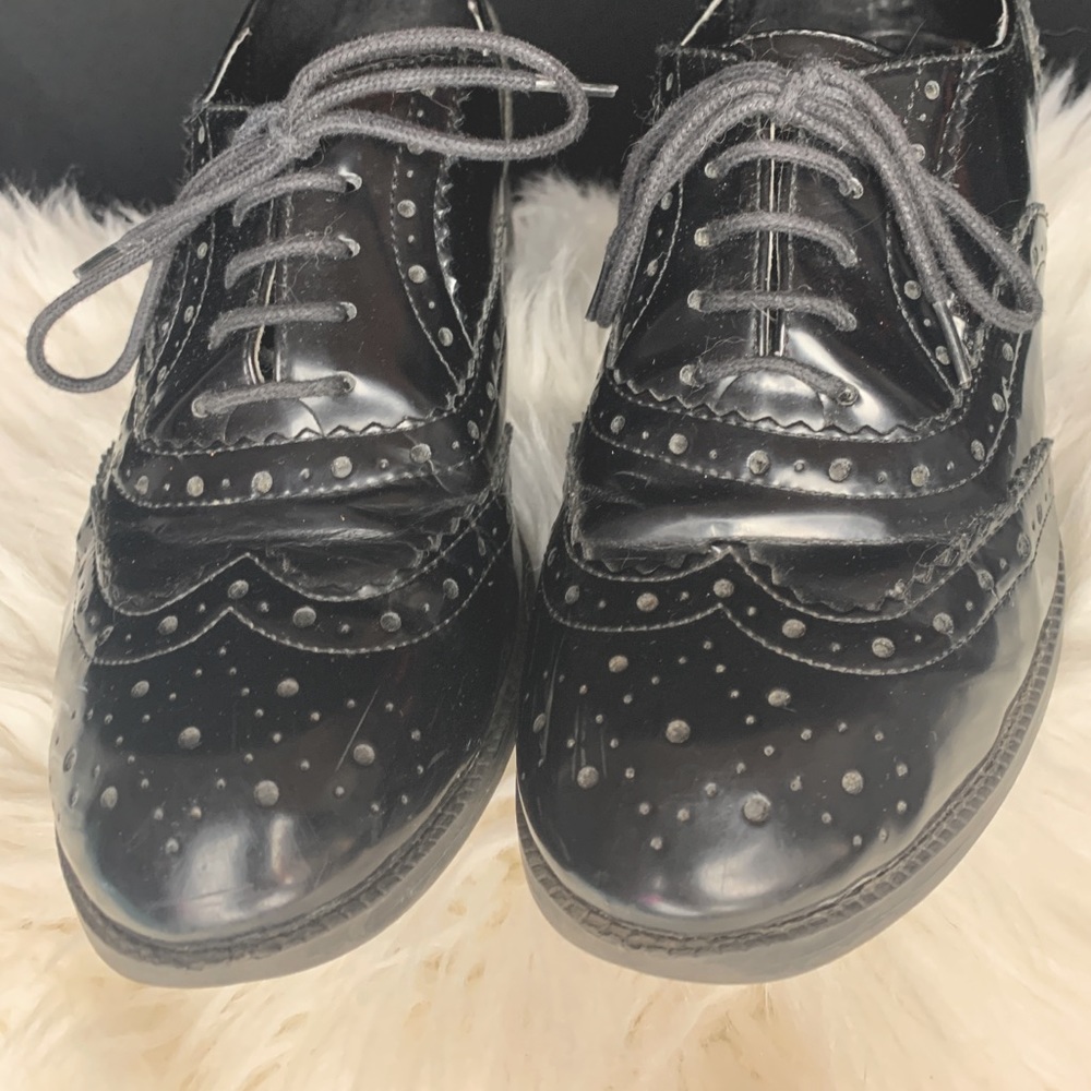 Shiny faux patent leather Oxford shoes size 8 US